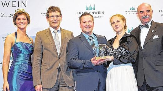 Ehrenpreis des Landkreises Main Spessart 2014: Bereits zum vierten Mal nach 2005, 2008 und 2011 hat das Eußenheimer Weingut Höfling in diesem Jahr den Ehrenpreis des Landkreises erhalten. Das Bild zeigt (von links) Frankens Weinkönigin Christin Ungemach, Landrat Thomas Schiebel, Klaus und Miriam Höfling sowie Weinbauverbandspräsident Artur Steinmann.