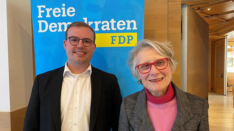 Das Spitzen-Duo der FDP Unterfranken für die Bezirkswahl: Florian Kuhl und Adelheid Zimmermann Das Spitzen-Duo der FDP Unterfranken für die Bezirkswahl: Florian Kuhl und Adelheid Zimmermann