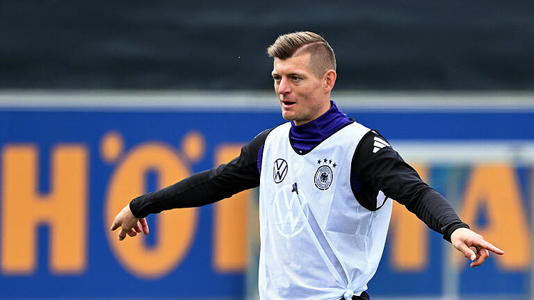 Fußball-Nationalmannschaft - Training, Kroos.jpeg - Toni Kroos gibt bei der Nationalmannschaft wieder den Takt vor. Fußball-Nationalmannschaft - Training, Kroos.jpeg - Toni Kroos gibt bei der Nationalmannschaft wieder den Takt vor.