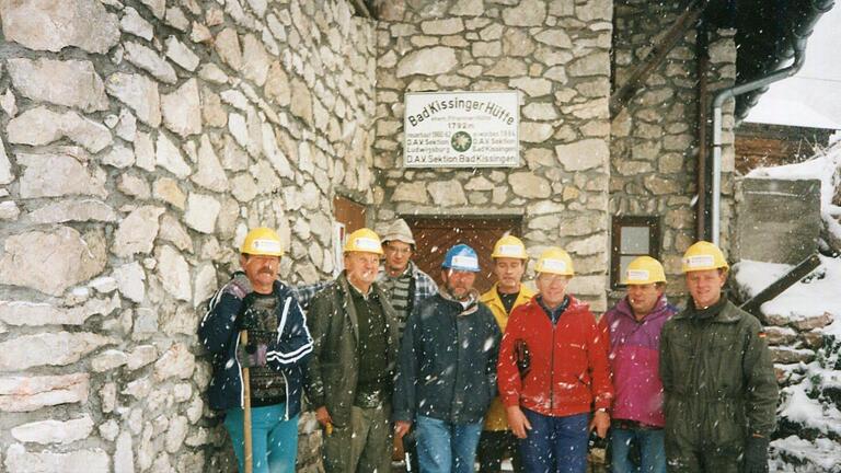 Baumannschaft der Sektion im Schneetreiben. Im Laufe der Jahre leisteten 200 freiwillige Helfer unzählige Arbeitsstunden. - Baumannschaft der Sektion im Schneetreiben. Im Laufe der Jahre leisteten 200 freiwillige Helfer unzählige Arbeitsstunden. Baumannschaft der Sektion im Schneetreiben. Im Laufe der Jahre leisteten 200 freiwillige Helfer unzählige Arbeitsstunden. - Baumannschaft der Sektion im Schneetreiben. Im Laufe der Jahre leisteten 200 freiwillige Helfer unzählige Arbeitsstunden.