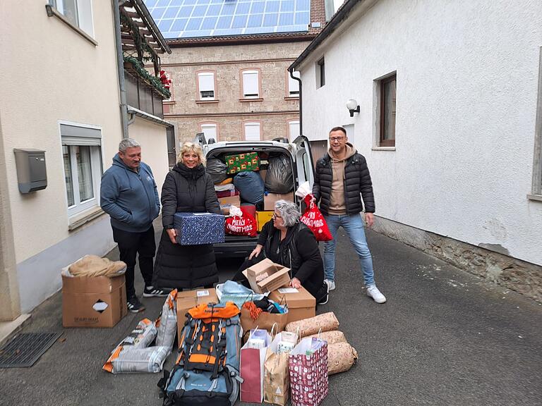 Nach einem Aufruf auf ihren privaten Social-Media-Kanälen, kamen viele Sachspenden zusammen, die Birgit Hartbauer und Doris Sauermann mit Unterstützung von Richard Hartbauer und Sebastian Hain zur Bahnhofsmission brachten. Nach einem Aufruf auf ihren privaten Social-Media-Kanälen, kamen viele Sachspenden zusammen, die Birgit Hartbauer und Doris Sauermann mit Unterstützung von Richard Hartbauer und Sebastian Hain zur Bahnhofsmission brachten.