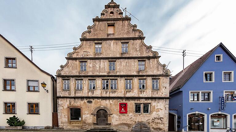 Das Renaissancehaus am Marktplatz 19 gilt als eines der Positivbeispiele. Für das Gebäude hat die Stadt Aub über das Projekt 'Auf.Mass' bereits Käufer gefunden. Noch in diesem Jahr wollen diese mit den Baumaßnahmen an dem alten Haus beginnen.