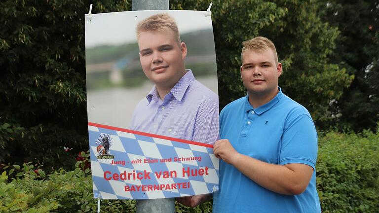 Bundestagskandidat Cedrick van Huet vor einem seiner Wahlplakate. Der 18-Jährige errang für die Bayernpartei 0,6 Prozent der Erststimmen.