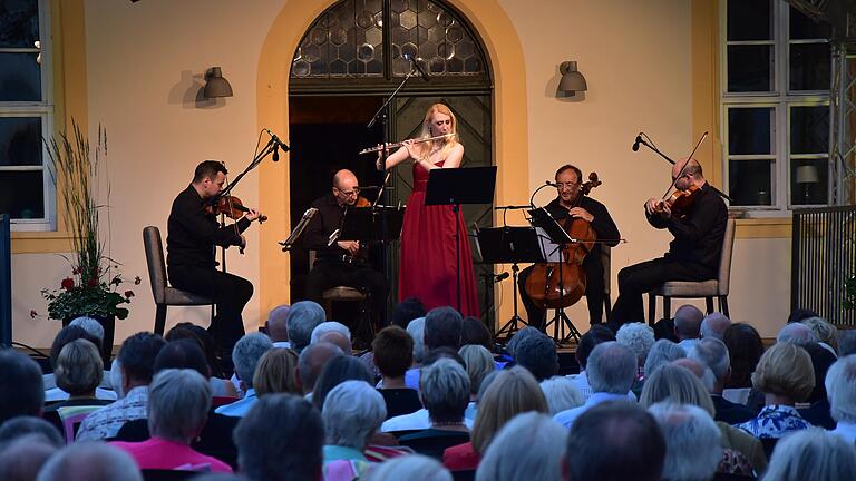 Das Bamberger Streichquartett mit Daniela Koch an der Flöte begeisterte beim Mozartkonzert im Innenhof von Schloss Oberschwappach.
