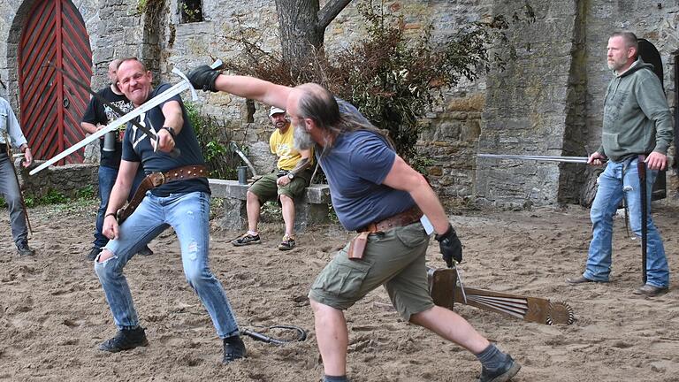 Bei den Proben kreuzen Wilhelm von Grumbach (Stefan Ebert, links) und Florian Geyer (Christian Grimm) die Klingen.&nbsp;