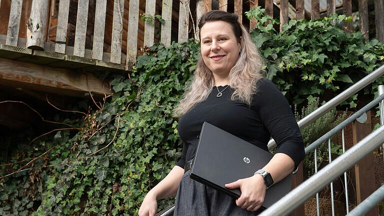 Nadine Hildenbrand (39) hat zwei Kinder, studiert derzeit und lebt in Unterebersbach im Landkreis Rhön-Grabfeld. Nadine Hildenbrand (39) hat zwei Kinder, studiert derzeit und lebt in Unterebersbach im Landkreis Rhön-Grabfeld.