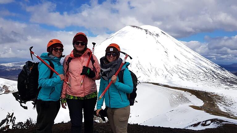 Mit Eispickeln waren Lena Dornbusch (rechts) und ihre Freundinnen Nina Streit (links) und Linda Frauhammer im Tangariro-Nationalpark unterwegs.&nbsp;