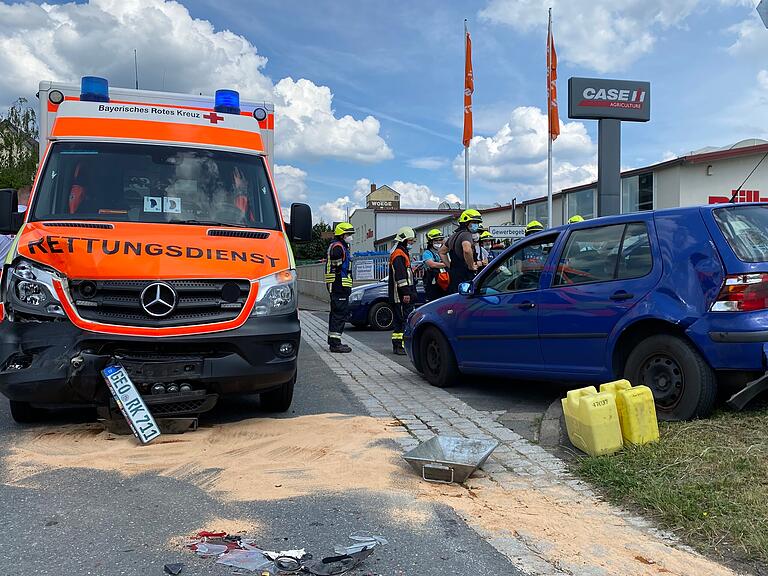 An einem Sonntagnachmittag im Juni ist es in der Frankenwinheimer Straße in Gerolzhofen, an der Kreuzung zum Lohmühlenweg, zu einem Unfall zwischen einem Rettungswagen des BRK und einem Auto gekommen.