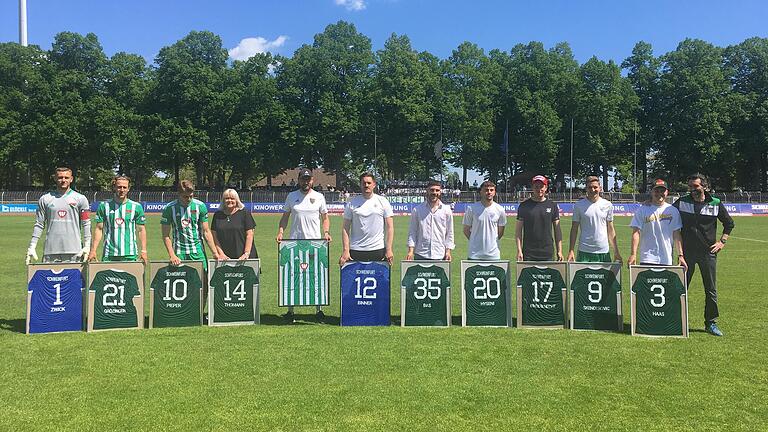 Die schon festehenden Abgänge: FC-05-Sportdirektor Robert Hettich (rechts) verabschiedete vor dem Spiel (von links) Luis Zwick, David Grözinger, Florian Pieper, Martin Thomann (dessen gerahmtes Trikot Geschäftsstellenleiterin Petra Endres hielt), Trainer Jan Gernlein, Andreas Binner (Ersatztorwart und Betreuer), Emir Bas, Edin Hyseni, Nico Rinderknecht, Meris Skenderovic und Thomas Haas. Neben Thomann fehlt auf dem Bild auch Amar Cekic.