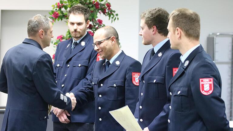 Zahlreiche Ernennungen und Beförderungen sprach Kommandant Marius Stranzik bei der Jahreshauptversammlung der Werkfeuerwehr von Paul und Co in Oberwildflecken aus.       -  Zahlreiche Ernennungen und Beförderungen sprach Kommandant Marius Stranzik bei der Jahreshauptversammlung der Werkfeuerwehr von Paul und Co in Oberwildflecken aus.