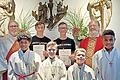 Diakon Christoph Glaser, Charly Faulk, Tristan Schmitt, Moritz Metz, Paul Schramm, Xaver Schlembach und Pfarrvikar Karl Fester mit Tyler Faulk       -  Diakon Christoph Glaser, Charly Faulk, Tristan Schmitt, Moritz Metz, Paul Schramm, Xaver Schlembach und Pfarrvikar Karl Fester mit Tyler Faulk