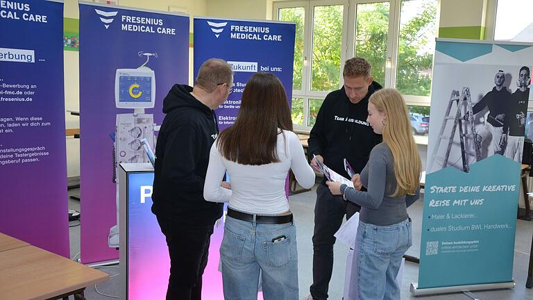 Berufliche Orientierung mit 40 Firmen aus der Region bei der Berufsbörse Regio am FLSH Schloss Gaibach. Berufliche Orientierung mit 40 Firmen aus der Region bei der Berufsbörse Regio am FLSH Schloss Gaibach.