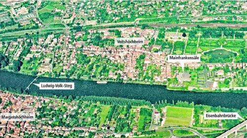 Margetshöchheim und Veitshöchheim aus der Vogelperspektive: Irgendwo zwischen dem Ludwig-Volk-Steg und der Eisenbahnbrücke soll ein neuer Mainübergang gebaut werden. In einer Gesprächsrunde mit Experten des Wasserstraßen-Neubauamtes und Vertretern beider Gemeinden fiel unter anderem der Bereich bei den Mainfankensälen. Margetshöchheim und Veitshöchheim aus der Vogelperspektive: Irgendwo zwischen dem Ludwig-Volk-Steg und der Eisenbahnbrücke soll ein neuer Mainübergang gebaut werden. In einer Gesprächsrunde mit Experten des Wasserstraßen-Neubauamtes und Vertretern beider Gemeinden fiel unter anderem der Bereich bei den Mainfankensälen.