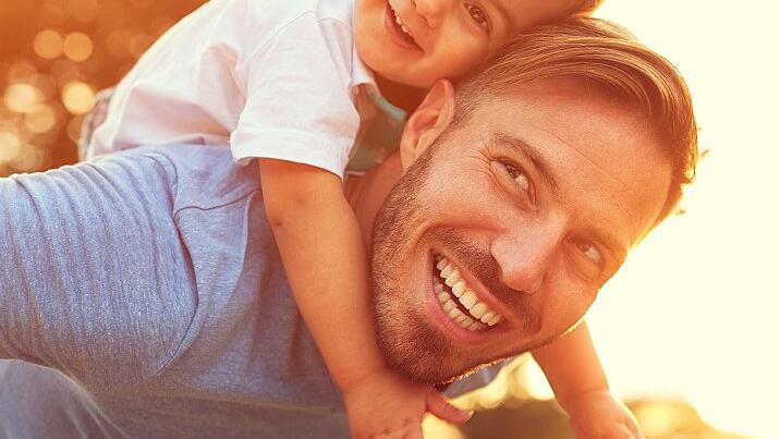 Father piggyback his son outside       -  . . . und in heutiger Zeit.