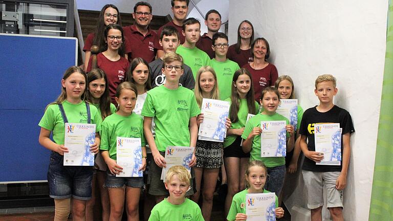 Leistungsstarke Nachwuchsmusikanten: Das „Juniorabzeichen“ legten diese Mitglieder des Nachwuchsorchesters „ffortissimo“ der Stadtkapelle Ostheim mit sehr gutem Erfolg ab. Es gratulieren (hinten im Bild) die Juniorprüfer sowie Dirigent Walter Bortolotti und die Vorsitzende Monika Weber. Leistungsstarke Nachwuchsmusikanten: Das „Juniorabzeichen“ legten diese Mitglieder des Nachwuchsorchesters „ffortissimo“ der Stadtkapelle Ostheim mit sehr gutem Erfolg ab. Es gratulieren (hinten im Bild) die Juniorprüfer sowie Dirigent Walter Bortolotti und die Vorsitzende Monika Weber.