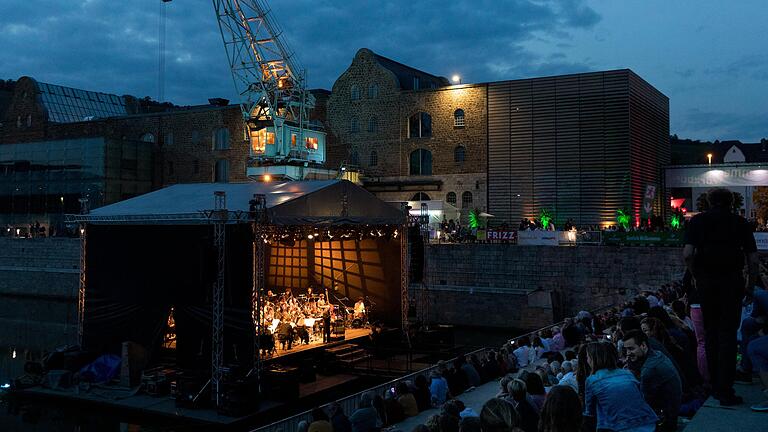 Der 13. Hafensommer ist eröffnet: Das Philharmonischen Orchester Würzburg bei der Classic Night. Der 13. Hafensommer ist eröffnet: Das Philharmonischen Orchester Würzburg bei der Classic Night.