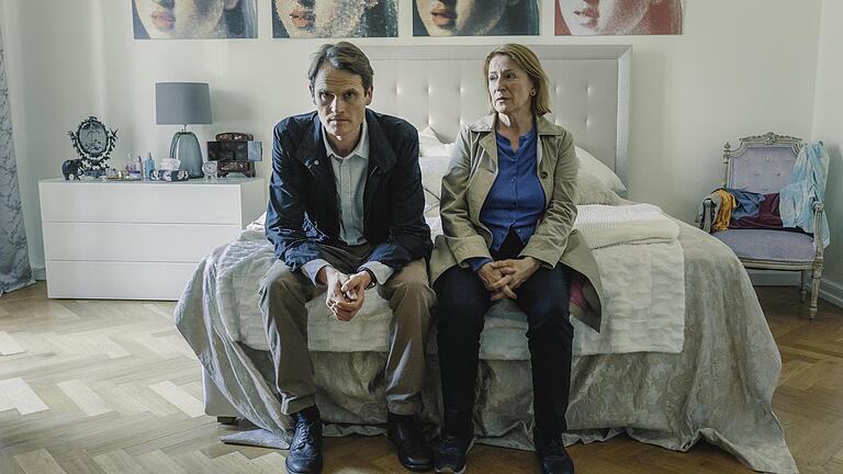 Szene aus dem aktuellen Franken-'Tatort': Die Kriminalhauptkommissare Felix Voss (Fabian Hinrichs) und Paula Ringelhahn (Dagmar Manzel) am Bett der toten Barbara Sprenger.