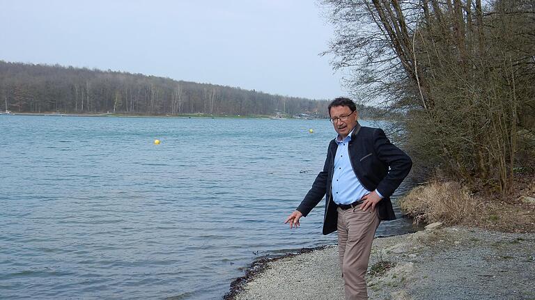 Bürgermeister Friedel Heckenlauer schmiedet schon Pläne, wie der Ellertshäuser See ohne Wasser als Freizeitparadies genutzt werden kann. Bürgermeister Friedel Heckenlauer schmiedet schon Pläne, wie der Ellertshäuser See ohne Wasser als Freizeitparadies genutzt werden kann.