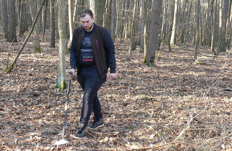 Timo Keß hält sich mit seinem Sondengerät streng an die gesetzlichen Regeln. Hier ist er in einem Waldstück bei Stetten unterwegs.