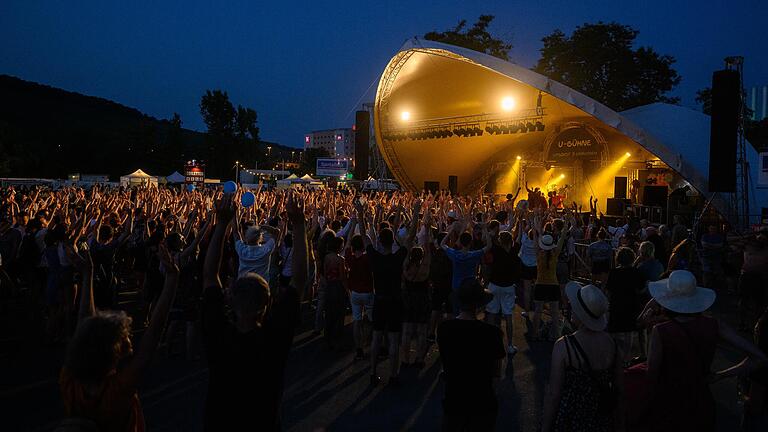 An Fronleichnam startet das 35. Umsonst &amp; Draussen Festival in Würzburg. Wie auf dem Foto aus dem Vorjahr zu sehen, werden auch dieses Jahr wieder viele Menschen vor den verschiedenen Bühnen erwartet.&nbsp;