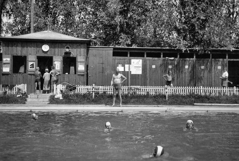 Zu bestimmten Öffnungszeiten durften Frauen und Männer das Schwimmbad nur getrennt nutzen. Zu bestimmten Öffnungszeiten durften Frauen und Männer das Schwimmbad nur getrennt nutzen.