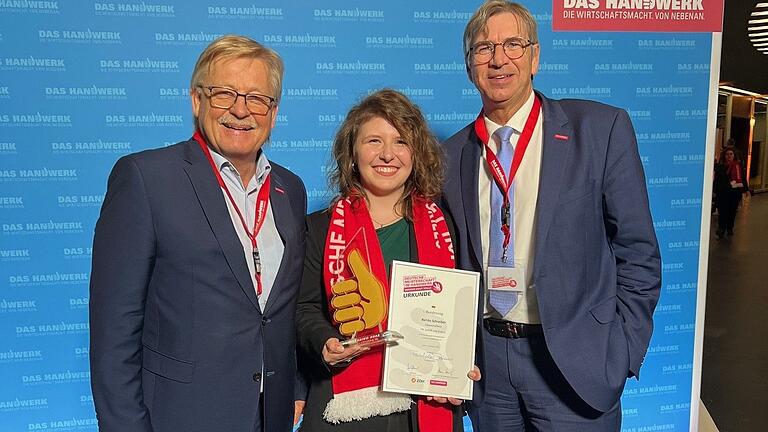 Dieter Ehrenfels, Vizepräsident der Handwerkskammer für Unterfranken (links), und&nbsp;Michael Bissert, Präsident der Handwerkskammer für Unterfranken, gratulierten&nbsp; Benita Schreiber zum erneuten Bundessieg.