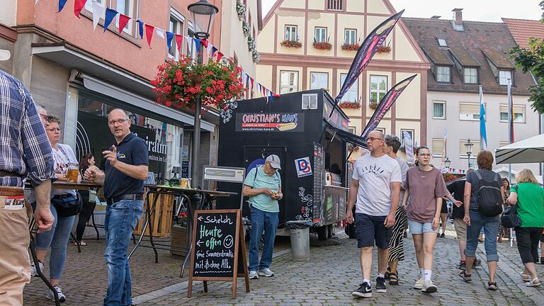 Voller Leben war der Marktplatz und die Altstadt bei der Eröffnung des Gemündener Kirchweih- und Heimatfestes. Voller Leben war der Marktplatz und die Altstadt bei der Eröffnung des Gemündener Kirchweih- und Heimatfestes.
