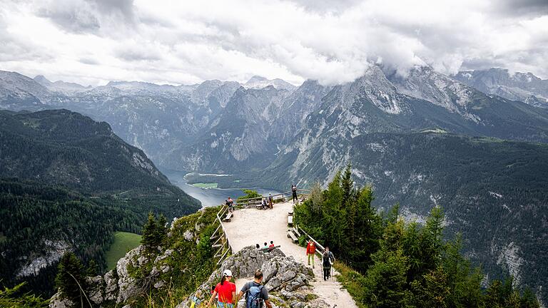 Blick vom Gipfel des Jenner auf den Königssee       -  Passendes Reiseziel? Für Menschen mit einer Herzerkrankung ist ein Urlaub in großen Höhen eher ungeeignet.