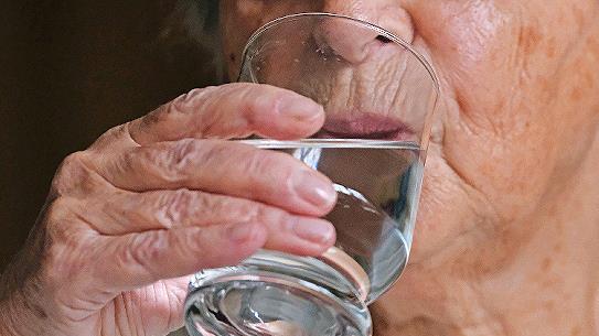 Ältere Menschen sollten auch dann trinken, wenn sie keinen Durst verspüren.       -  Ältere Menschen sollten auch dann trinken, wenn sie keinen Durst verspüren.