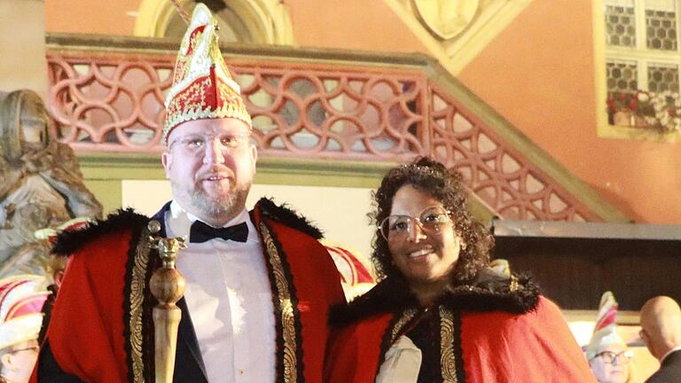 Prinz Sven I. und Prinzessin Nadika I. präsentieren sich nach dem Rathaussturm in Ochsenfurt dem Publikum