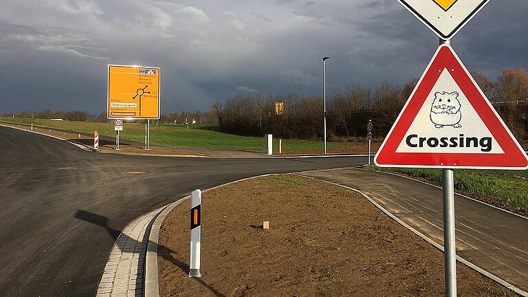 Ein putziger Nager schlägt Wellen       -  Die neue Verbindungsstraße zu Ikea mit dem &bdquo;Hamster-Crossing&ldquo;-Schild.