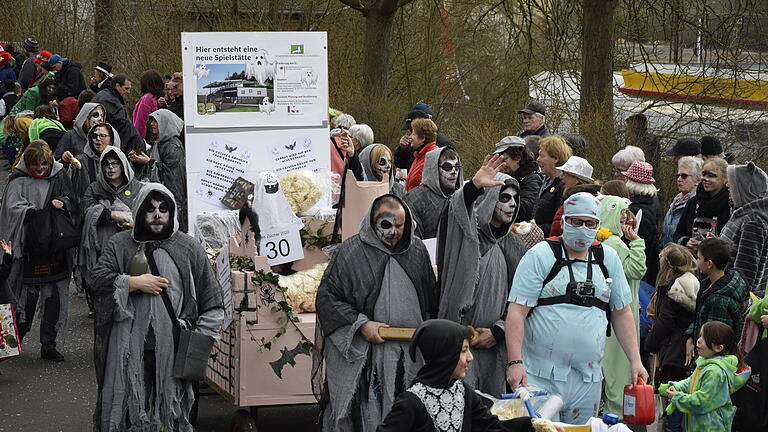 Weitgehend friedlich verhielten sich die kleinen und großen Narren beim Gemündener Züchle (Foto). In Einzelfällen musste die Polizei jedoch eingreifen.