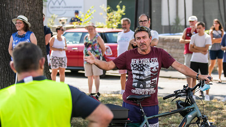 Der Altmain Tourismus bei der Schleuse und die Badebucht in  Nordheim am Main, sowie die Parksituation und die Demo in Astheim am Sonntag 09.08.20. Bürger von Astheim nehmen Stellung bei der Demo.