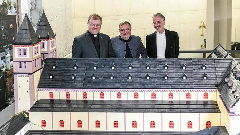 Rund 2,5 Millionen Lego-Steine brauchte es, um den Würzburger Kiliansdom nachzubauen. Jürgen Vorndran, Reinhold Dukat und&nbsp;Jürgen Emmert (von links) nahmen an der Pressekonferenz teil.