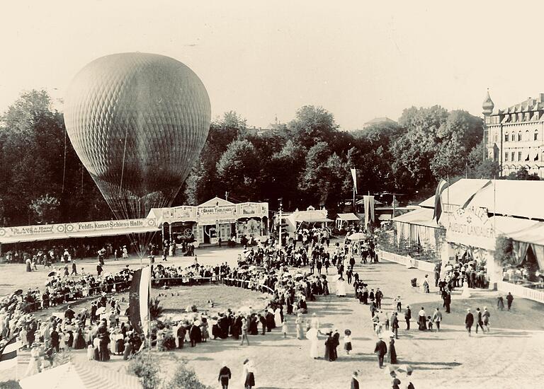 Das Kilianifest fand 1913 auf dem Sanderrasen statt. Auf diesem Foto von 1909 ist zu sehen, dass auf dem Festplatz auch Heißluftballons als Attraktion dienten.