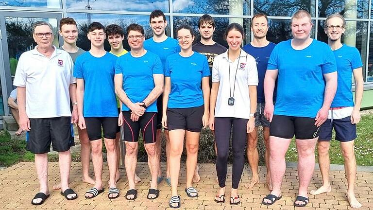 Die erfolgreichen Höchberger Schwimmer mit ihrem Betreuer Wolfgang Brenner (links).