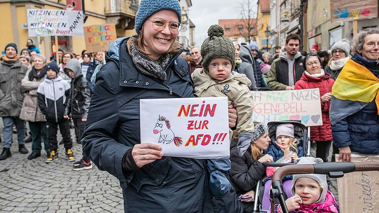 An der 'Demonstration der Demokratinnen und Demokraten – gegen Hass und Spaltung' durch die Innenstadt von Kitzingen nahmen Anfang Februar rund 1500 Menschen teil. Nun ist am Donnerstag, 18. April, eine Demo in der Kitzinger Siedlung geplant.