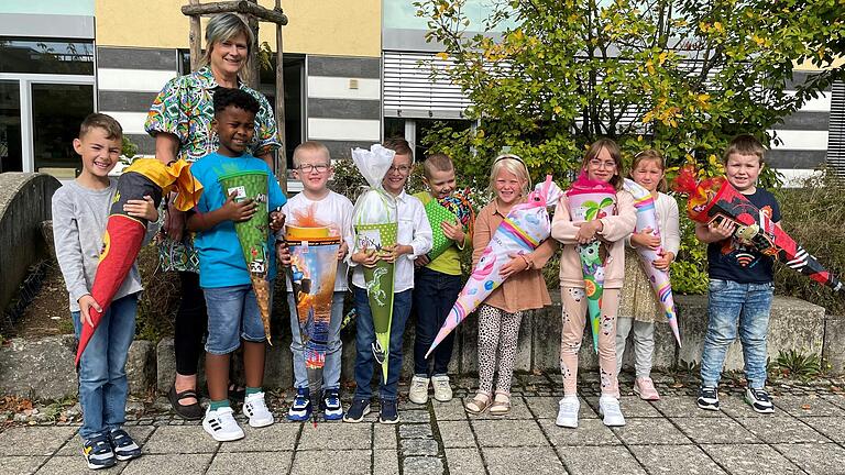 Elf Kinder gehen in die Klasse 1a der Förderschule in Haßfurt. Das Bild zeigt sie mit Schulleiterin Doris Thein.