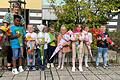 Elf Kinder gehen in die Klasse 1a der Förderschule in Haßfurt. Das Bild zeigt sie mit Schulleiterin Doris Thein.