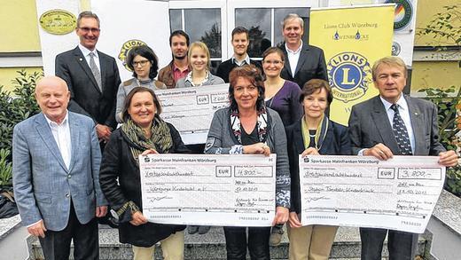 Spenden am Golfplatz: (von links, 1. Reihe) Rudi May (Golfclub Würzburg), Beate Gemballa (Präsidentin Lions Club Würzburg Löwenbrücke), Dagmar Kröplin (Vorsitzende des Hilfswerkes für Kinder), Prof. Christina Kohlhauser-Vollmuth  (Missionsärztliche Klinik), Hans-Joachim Grassmann (Präsident Lions Club Würzburg West); (2. Reihe) Markus Kießling  (Lions-Zone Chairperson Bayern-Nord) und Luna Grägner (Präsidentin Leo Club Julius-Echter-Würzburg).