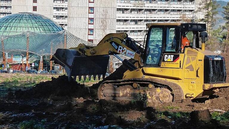 Neubauarbeiten: Vor dem Hintergrund der alten Klinikgebäude.