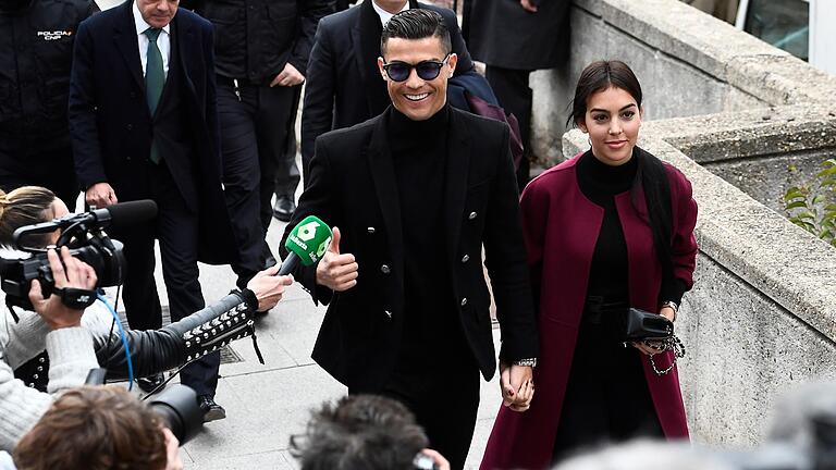 Daumen Hoch: Fußballstar Cristiano Ronaldo mit seiner Freundin vor dem Gericht in Madrid.