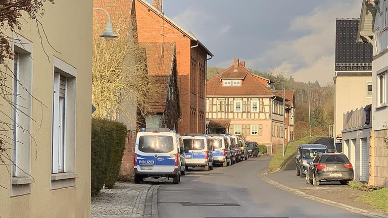 Anfang Dezember entdeckte eine Streifenbesatzung der Polizei in einer Scheune in Willmars eine große Cannabis-Plantage mit etwa 1500 Pflanzen. Wie sagen der Bürgermeister von Willmars und der Mellrichstädter Polizeichef zu dem Drogen-Fund?