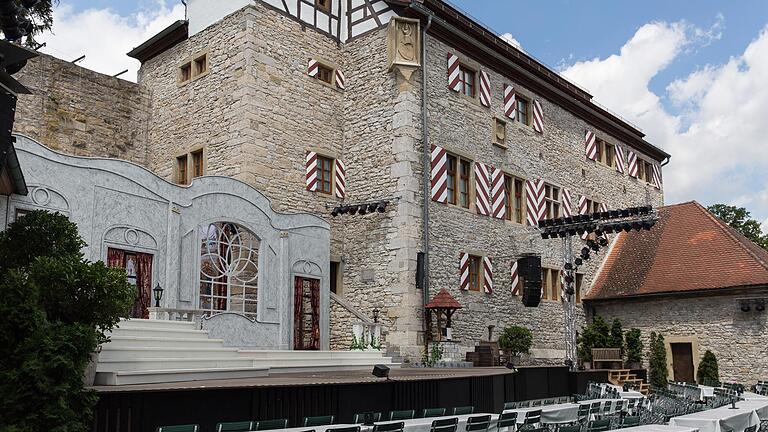 Die hochmittelalterliche Burganlage „Burg Brattenstein“ ist nicht nur eine beliebte Sehenswürdigkeit in Röttingen, sondern auch überregional als Austragungsort der Frankenfestspiele. Die hochmittelalterliche Burganlage „Burg Brattenstein“ ist nicht nur eine beliebte Sehenswürdigkeit in Röttingen, sondern auch überregional als Austragungsort der Frankenfestspiele.