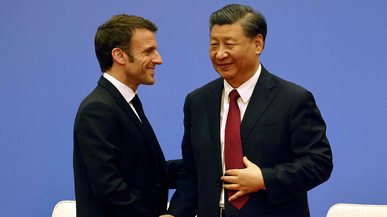 Frankreichs Präsident Macron besucht China.jpeg       -  Der chinesische Machthaber Xi Jinping widmete dem französischen Präsidenten Emmanuel Macron in zwei Gesprächen mehrere Stunden. Der Gast zeigte sich über diese Aufmerksamkeit sichtlich erfreut.