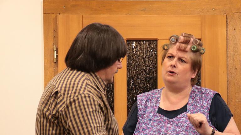 Simone Knüttel überzeugt als neugierige Nachbarin Else Klinger. - Simone Knüttel überzeugt als neugierige Nachbarin Else Klinger. Simone Knüttel überzeugt als neugierige Nachbarin Else Klinger. - Simone Knüttel überzeugt als neugierige Nachbarin Else Klinger.