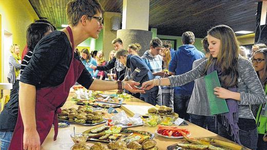 Großer Andrang: Wenn es das &bdquo;Gesunde Pausenbrot&ldquo; im Frobenius-Gymnasium gibt, greifen die Schüler gern zu.