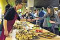 Großer Andrang: Wenn es das &bdquo;Gesunde Pausenbrot&ldquo; im Frobenius-Gymnasium gibt, greifen die Schüler gern zu.