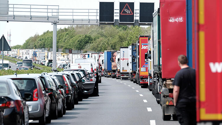 Symbolbild Rettungsgasse       -  ARCHIV - Eine Rettungsgasse ist am 11.05.2016 auf der Autobahn 2 in Hannover (Niedersachsen) nach einem Unfall von den Fahrzeugen gebildet worden.