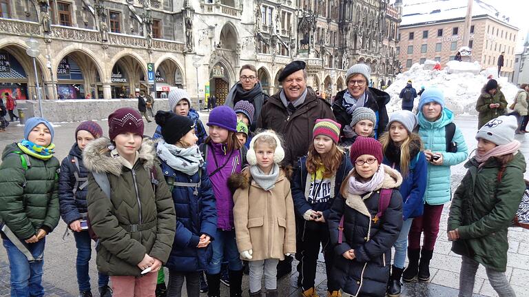 Bürgermeister Elmar Henke und die Grundschüler bei einem Stadtrundgang in der Landeshauptstadt.